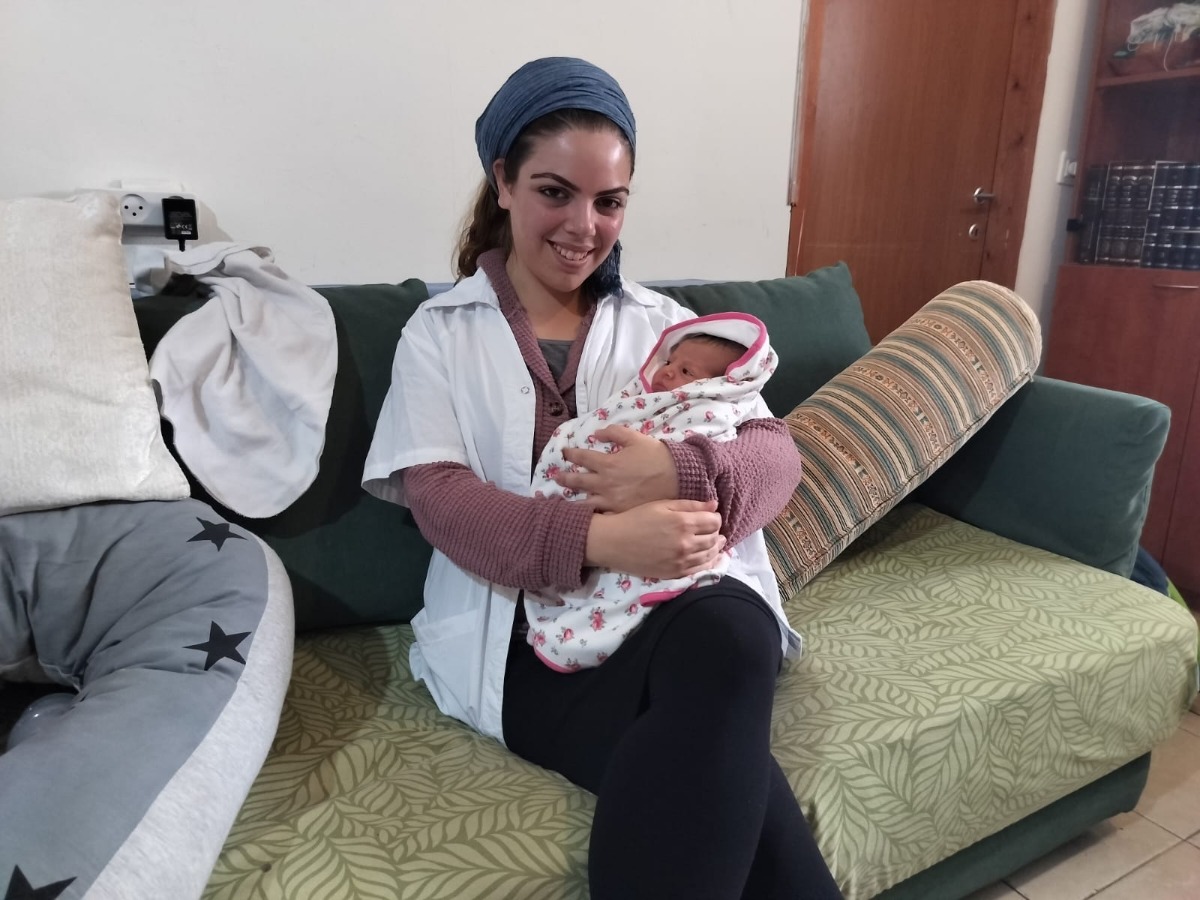 האחות איידי נודלמן לאחר הלידה
