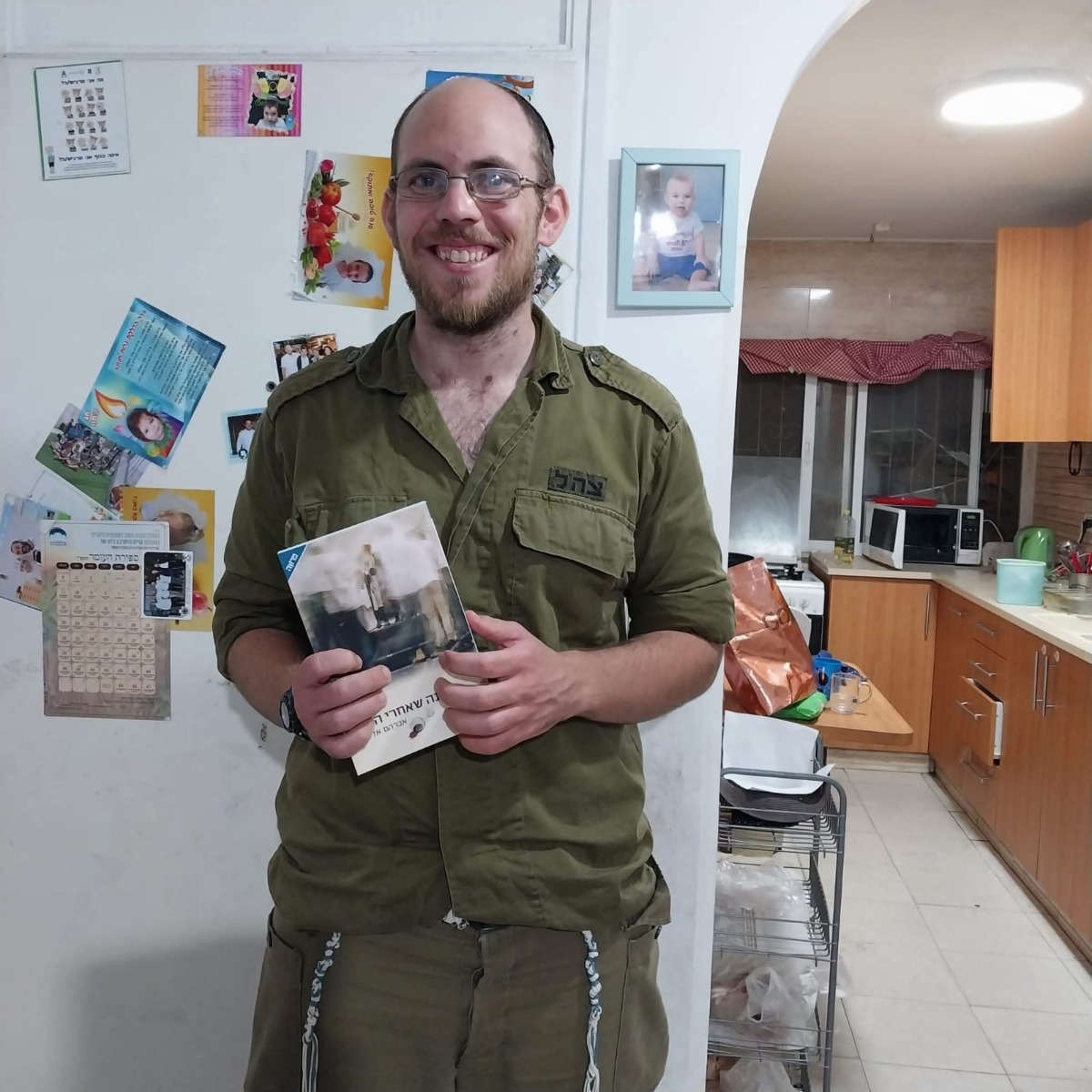 הסופר אברהם אליצור עם ספרו, "השנה שאחרי הפור"