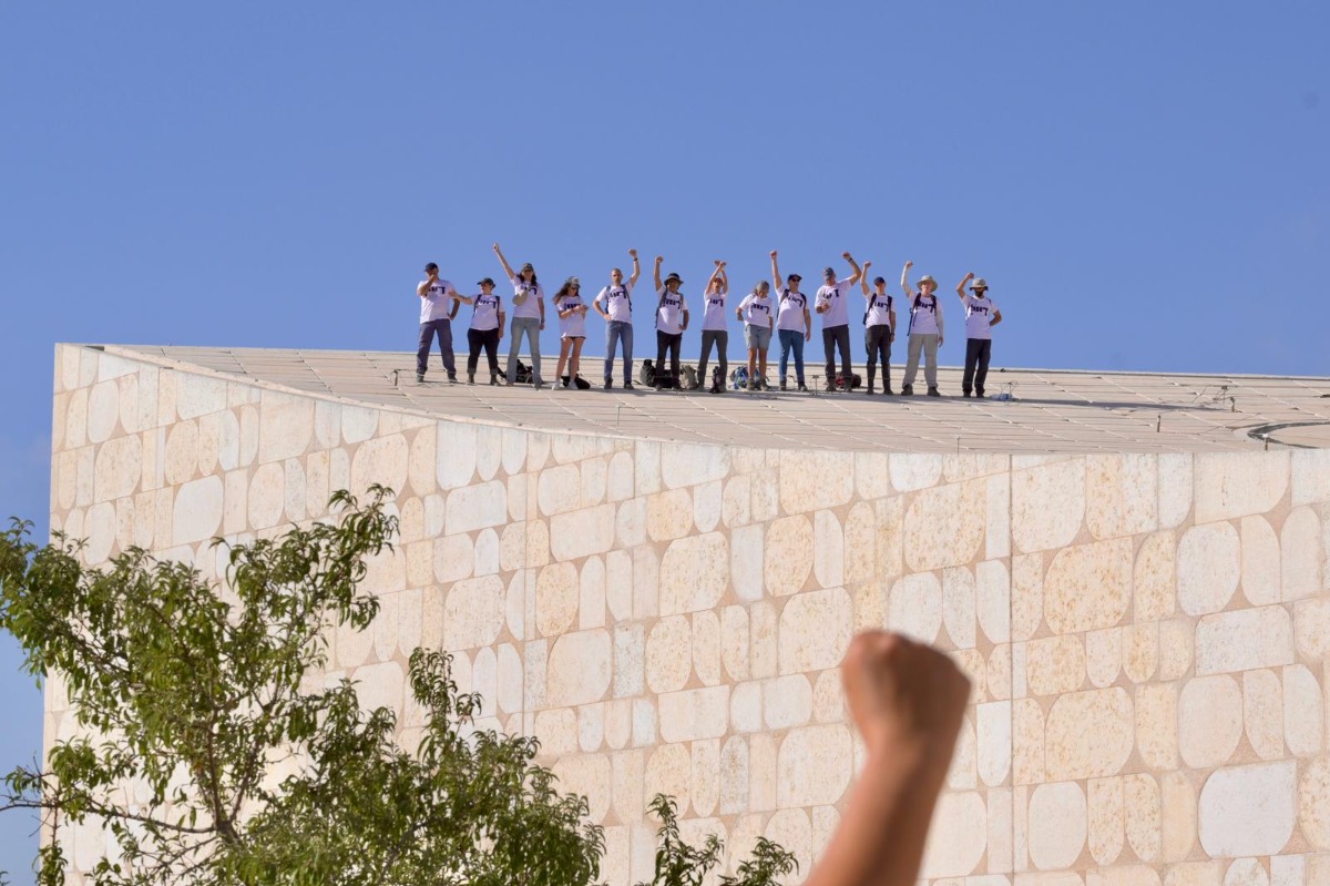 מפגינים מתבצרים על גג הספרייה הלאומית