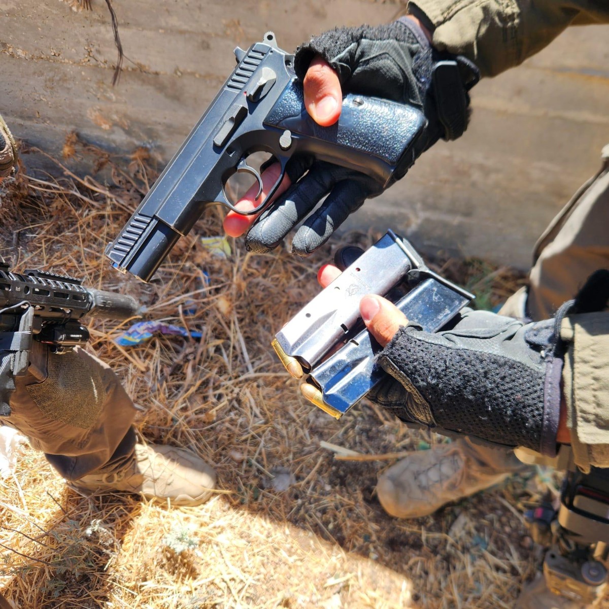 נשק שנמצא ברכב המחבלים,