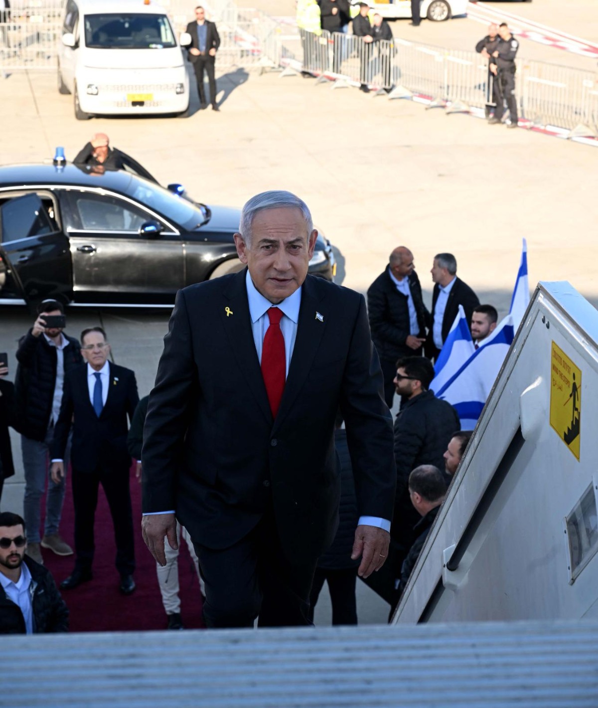 נתניהו עולה על מטוס "כנף ציון" בדרכו לוושינגטון