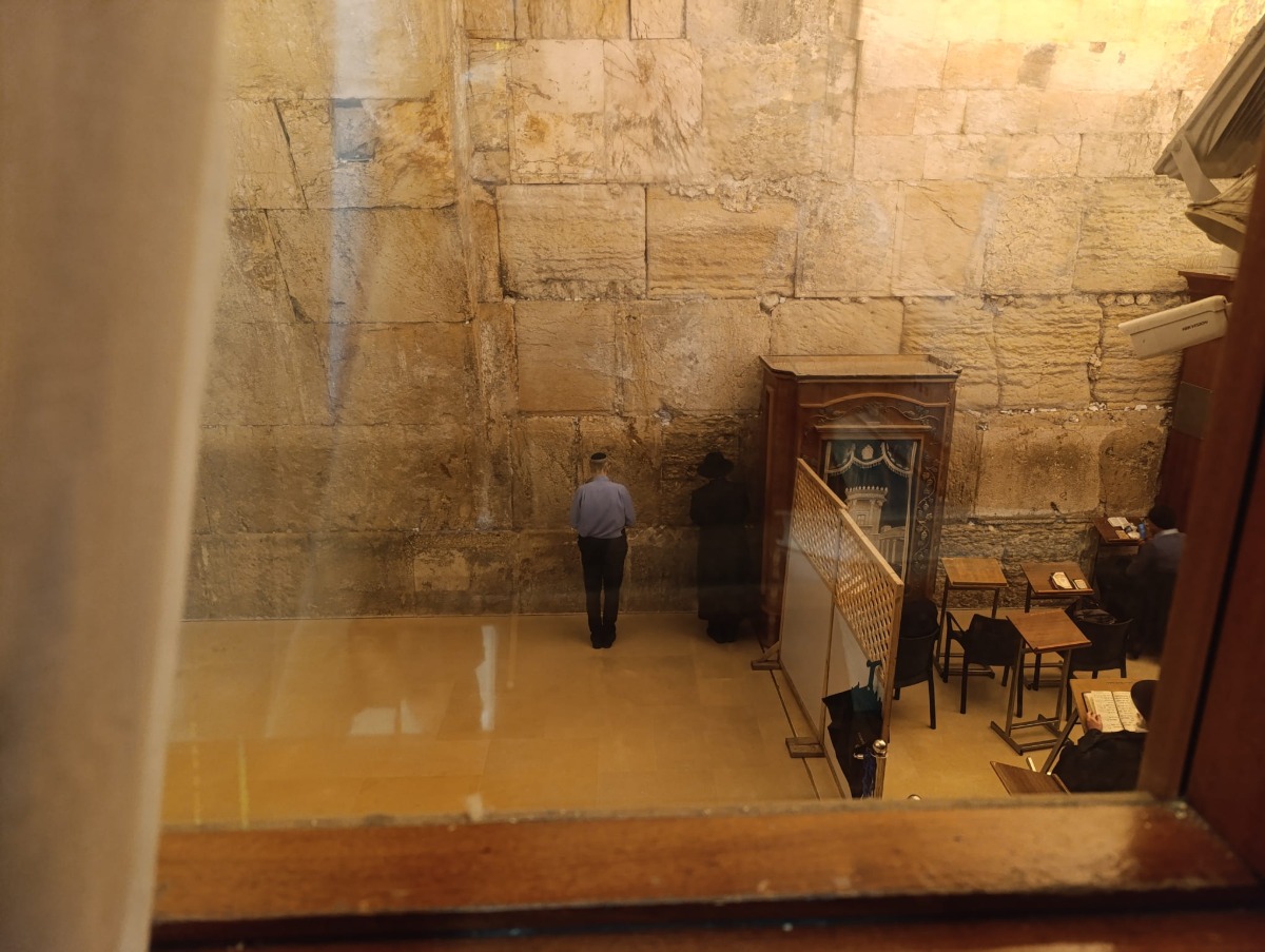קשת וילסון, רק הגברים יכולים לגעת בכותל