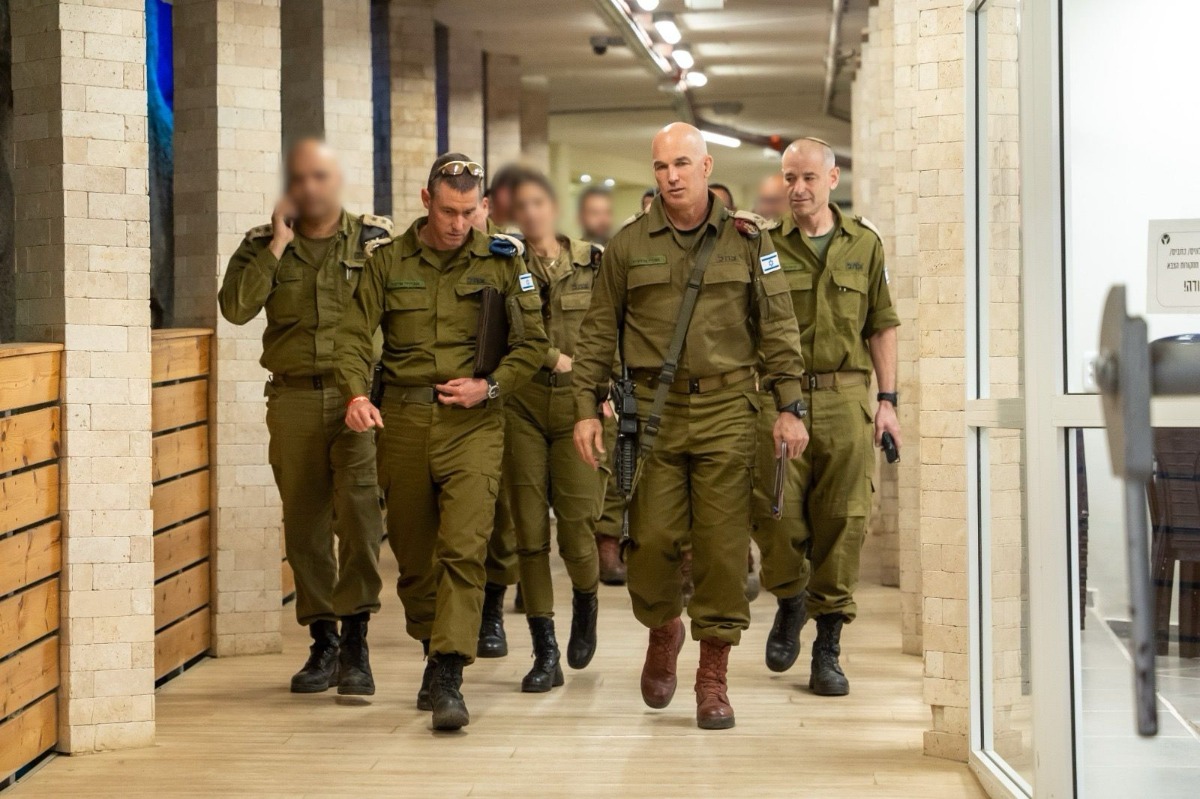 אלוף פיקוד הצפון עם קצינים נוספים