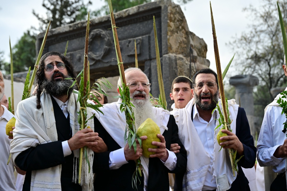 הרב אליהו בתפילה בקצרין