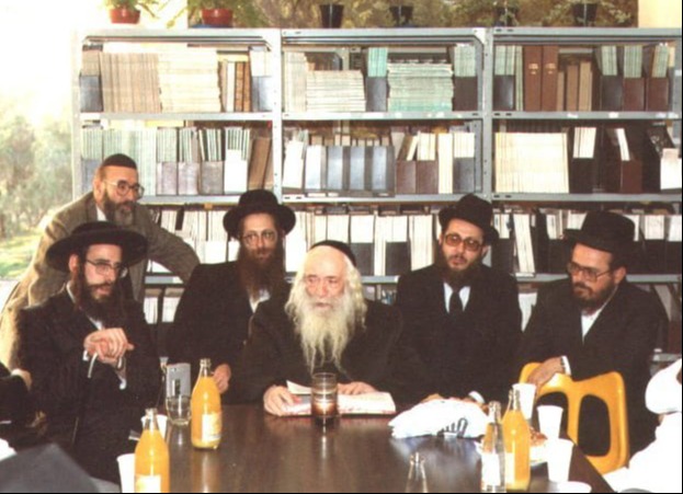 הרב לידר (מימין) בתקופת כהונתו כמנכ"ל בית החולים