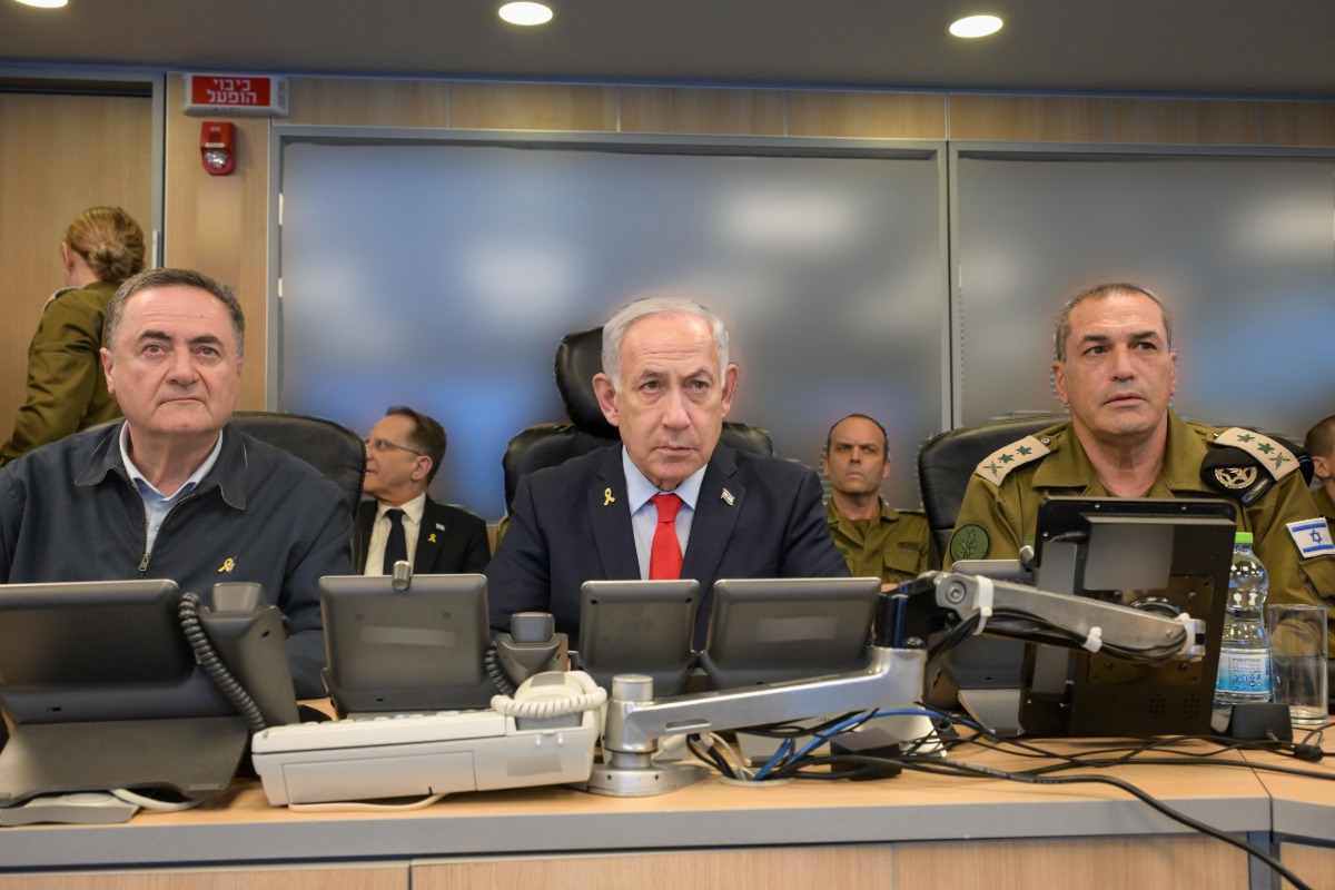 הרמטכ"ל, ראש הממשלה ושר הביטחון במהלך ההתקפה בקריה