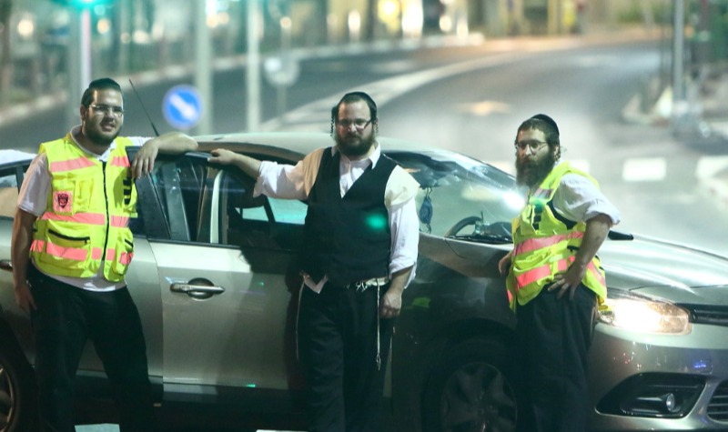 חיים רוטר ומתנדבים בארגון "השומרים"