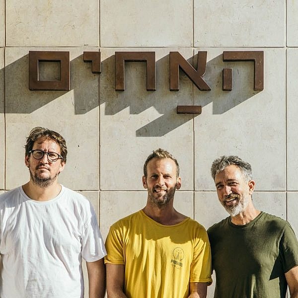 יותם ואסף דוקטור והשותף ירון רימון, בעלי מסעדת האחים |