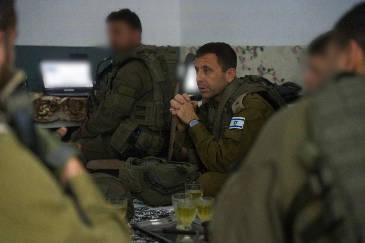 מפקד פיקוד המרכז עם מפקדי הכוחות