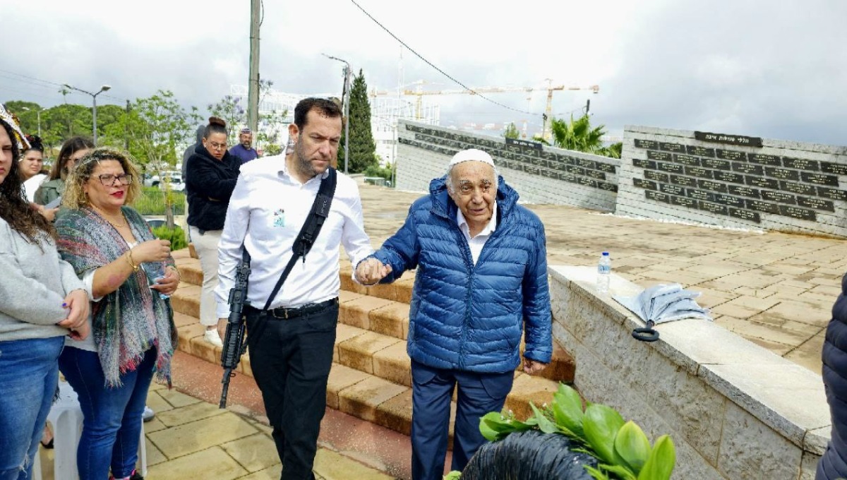 משה זר וראש מועצת שומרון בטקס יום הזכרון באתר ההנצחה של המועצה