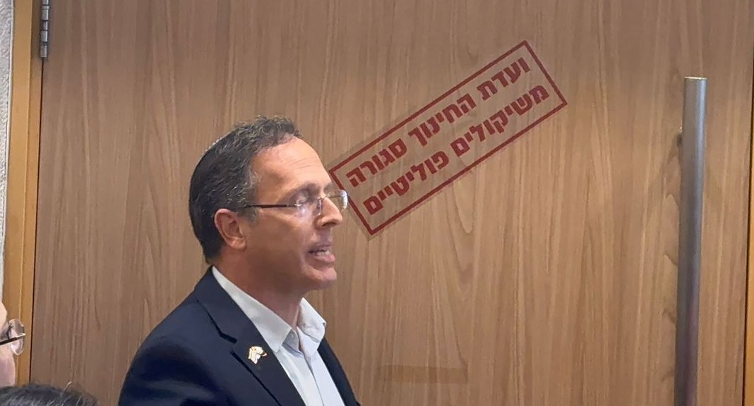 משה טור פז על רקע דלת הוועדה הסגורה