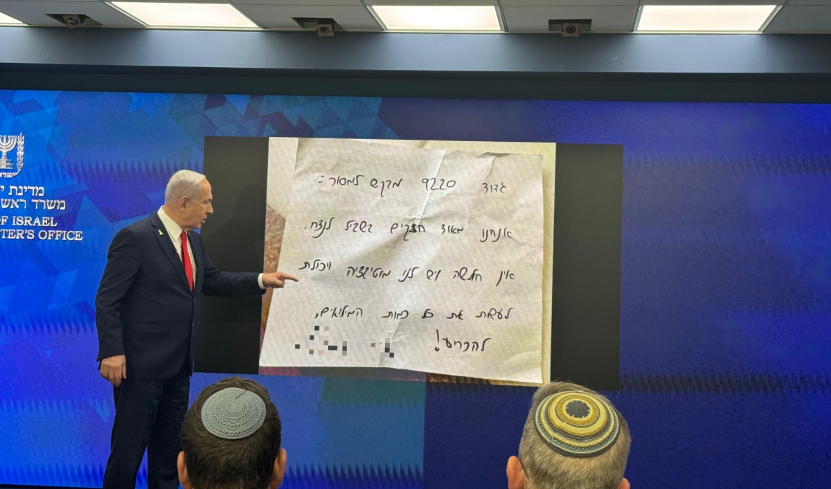 נתניהו ופתק שקיבל מאשת מילואימניק
