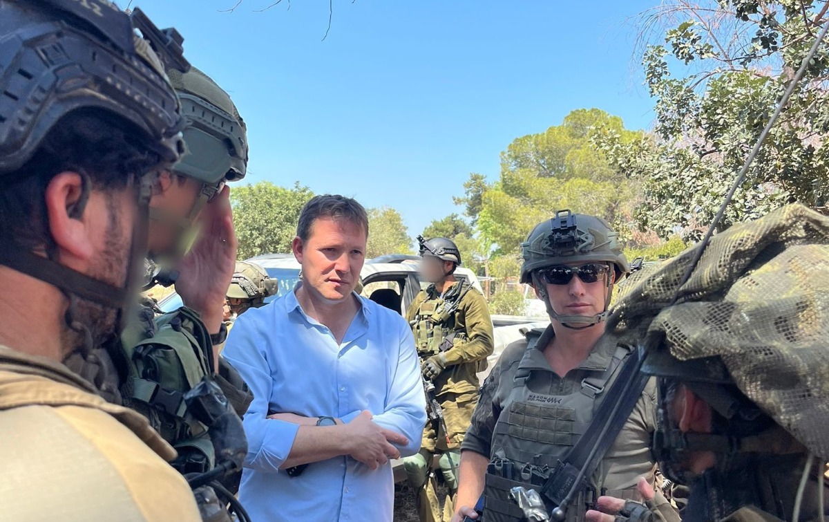 ראש המועצה אזורית גולן אורי קלנר עם הלוחמים בשטח