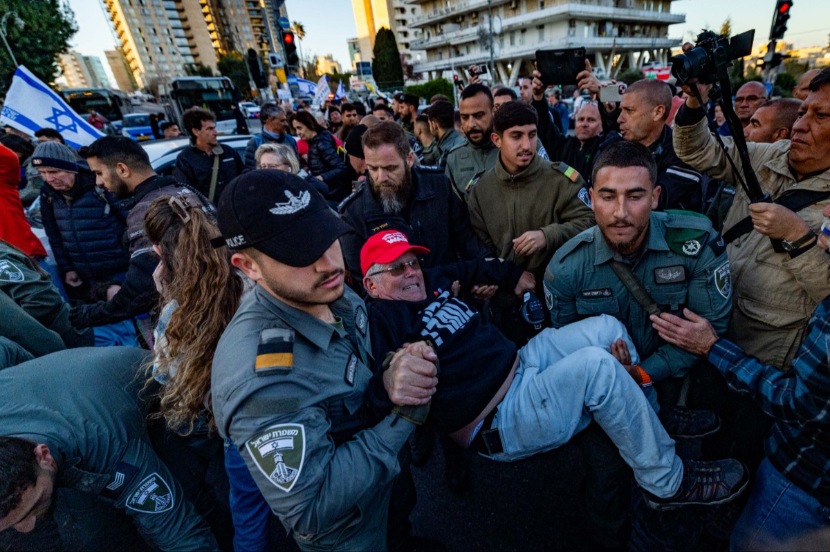 שוטרים מתעמתים עם מפגינים