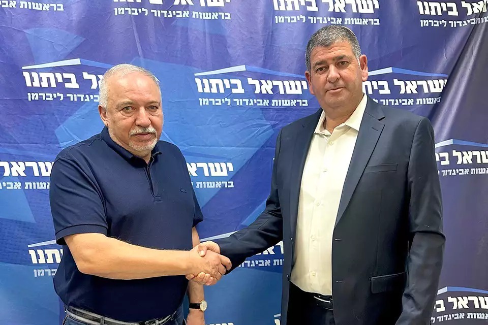 יוסי ברודני לצד אביגדור ליברמן
