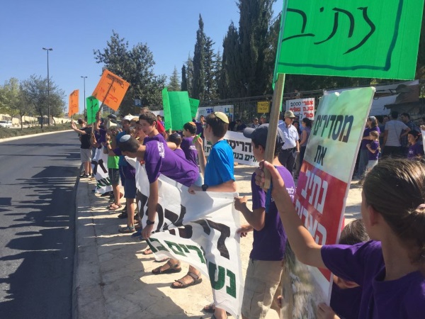 קוראים לראש הממשלה להתערב. התושבים בהפגנה