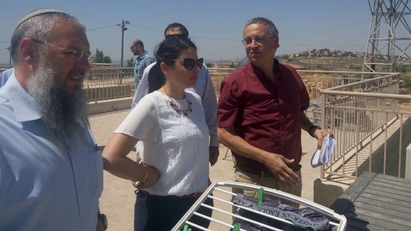 השרה בביקור בנתיב האבות