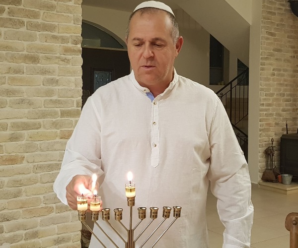 אבי נעים מדליק נר שני