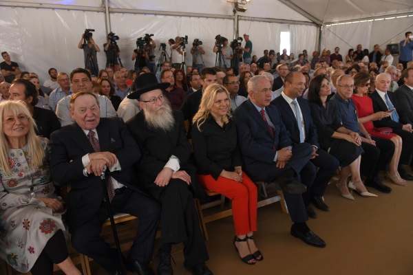 בני הזוג נתניהו עם בני הזוג אדלסון