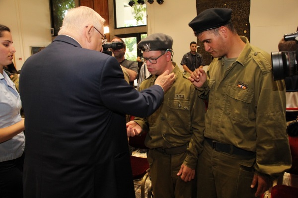 הנשיא מחלק סיכות למצטיינים