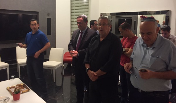 תפילת ערבית עם השר