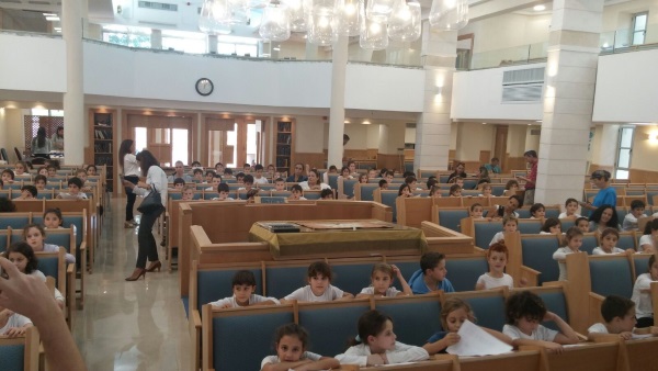התלמידים בבית הכנסת