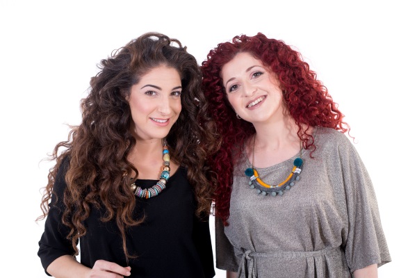 ולגה ורחלי לפני. מימין - ביגוד:ננה, שרשרת: עטורה. משמאל - ביגוד: ננה, איפור ושיער: נעמה עמית, סטיילינג זהורית כהן
