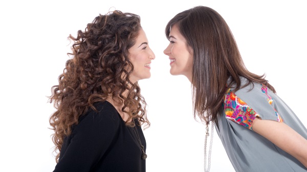 נטלי ורחלי במראה שיער טבעי. ביגוד: ננה