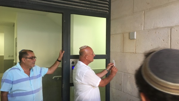 ראש העיר בקביעת מזוזה