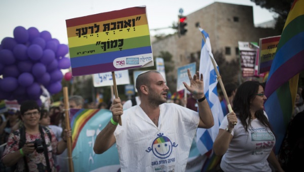 גם הומואים יוכלו לתרום דם. מצעד הגאווה בירושלים