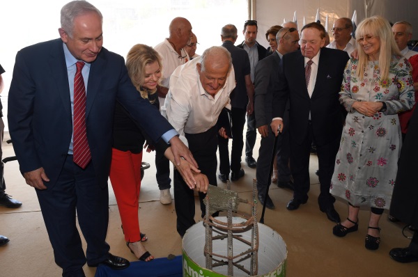 מניחים את אבן הפינה