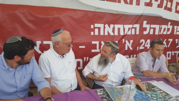 השר אריאל במאהל המחאה