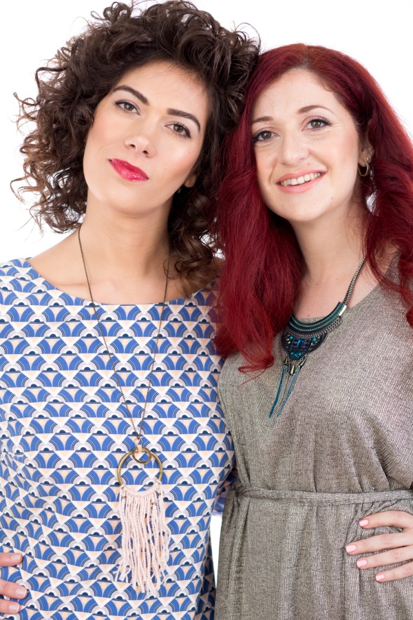 רחלי בשיער המוחלק. ביגוד: ננה. ונטלי במראה המתולתל. ביגוד: זוהר בוטיק, שרשרת: עטורה, איפור ושיער: נעמה עמית, סטיילינג זהורית כהן