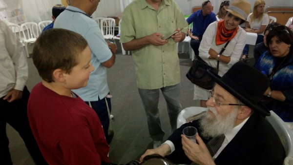הרב שטרן מבקר את הילדים חולי הסרטן