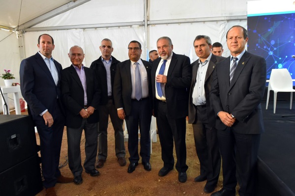 חוגגים את הנחת אבן הפינה