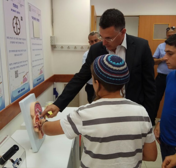 סער בביקור בבית ספר בעפרה