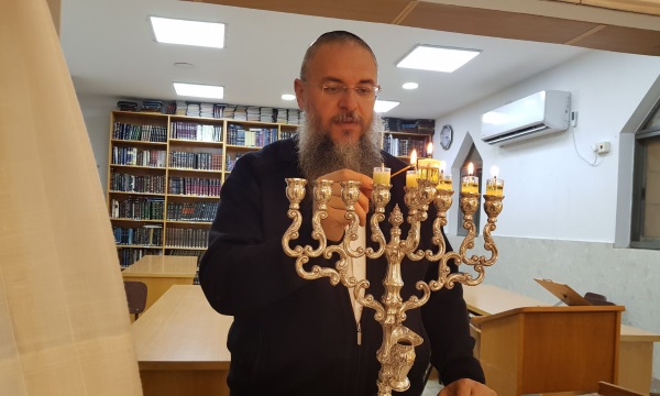 שלמה נאמן מדליק נר חמישי