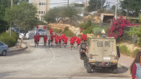 רצים ביחד.