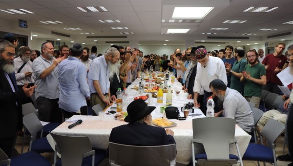 חוגגים 80 לרב שטיינזלץ