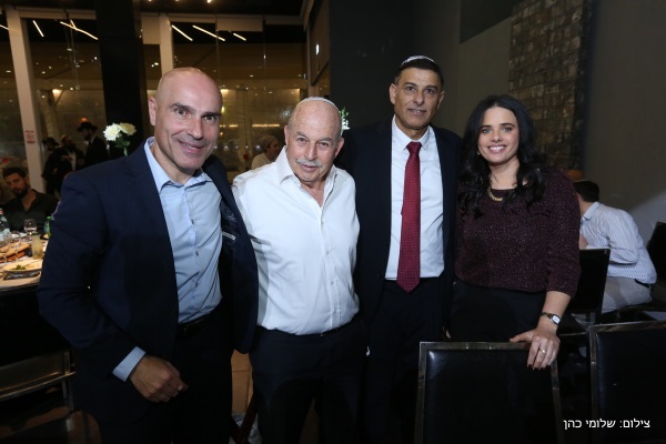חוגגים