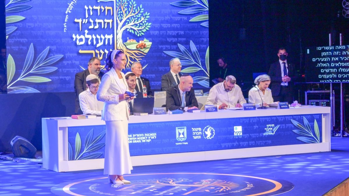 שרה ב"ק מרשימה בחליפה לבנה |