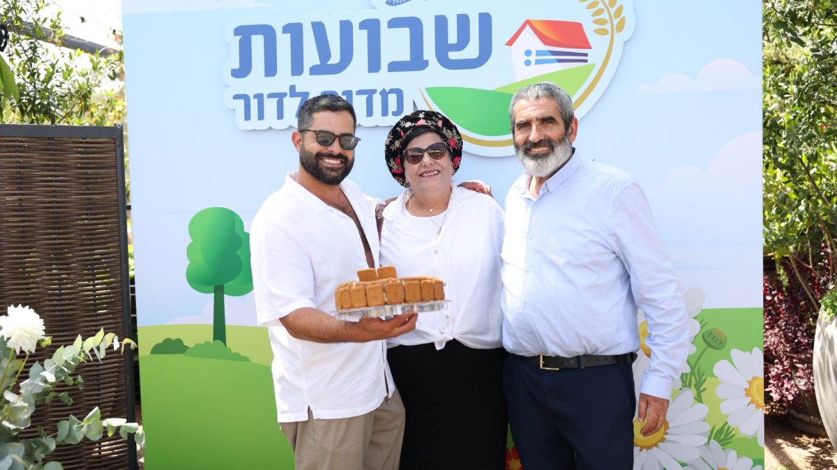 משה כורסיה עם ההורים