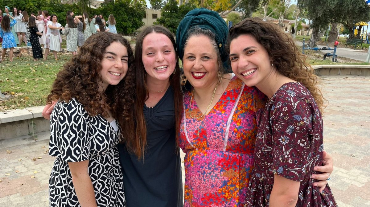 הרבנית נעמה עם תלמידות