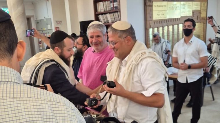 גיא מרוז מניח תפילין עם בן גביר