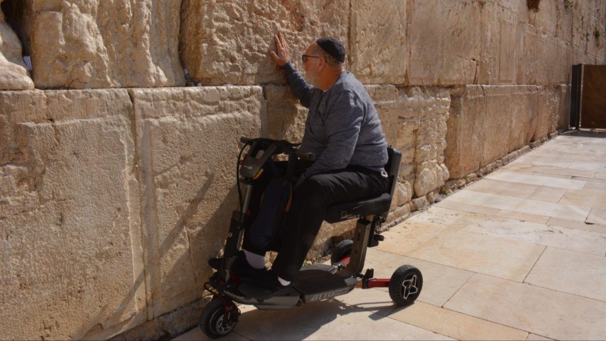 מתפלל בכותל המערבי