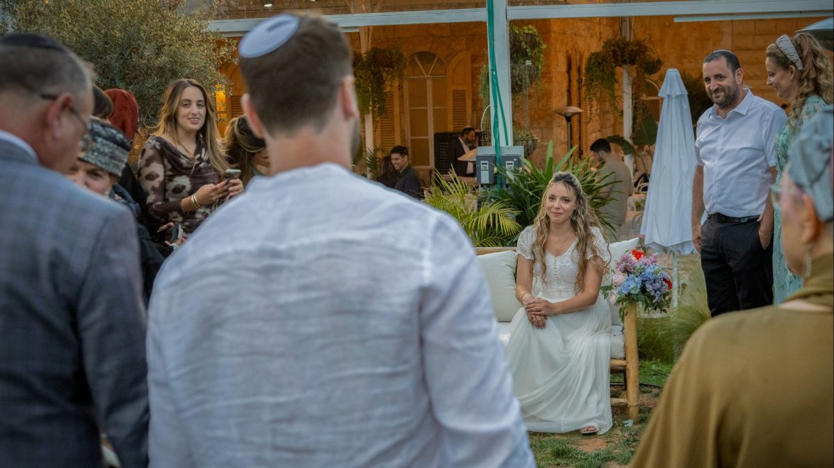 מיכה הגיע לכסא הכלה של אביה