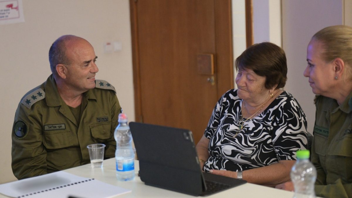 קציני צה"ל מודיעים למשפחתו של טוראי יעקב זריהן ז"ל על הבשורה