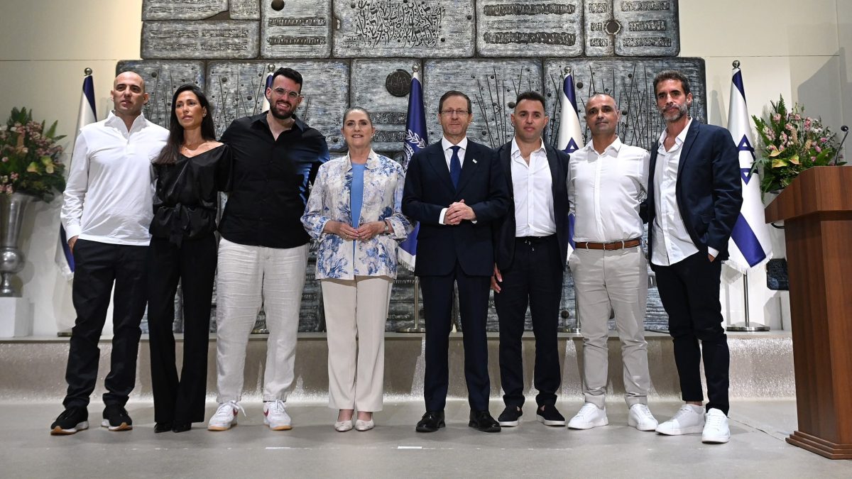 הנשיא העניק את אות הגבורה לששת הנוסעים מפליי דובאי