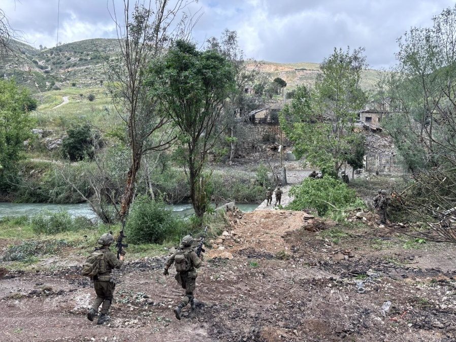 חיילים חוצים את הליטני