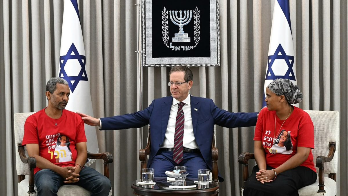 נשיא המדינה הרצוג עם הוריה של היימנוט קסאו